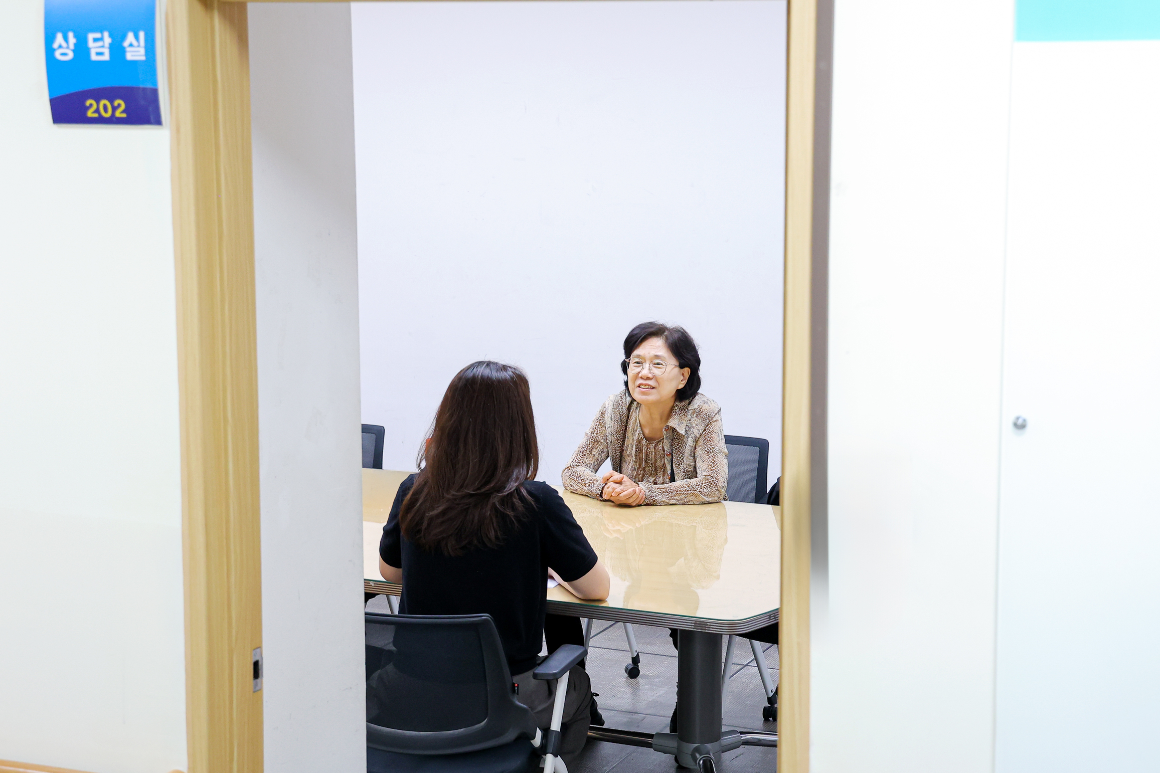 무료법률상담 상담자 인터뷰 장면